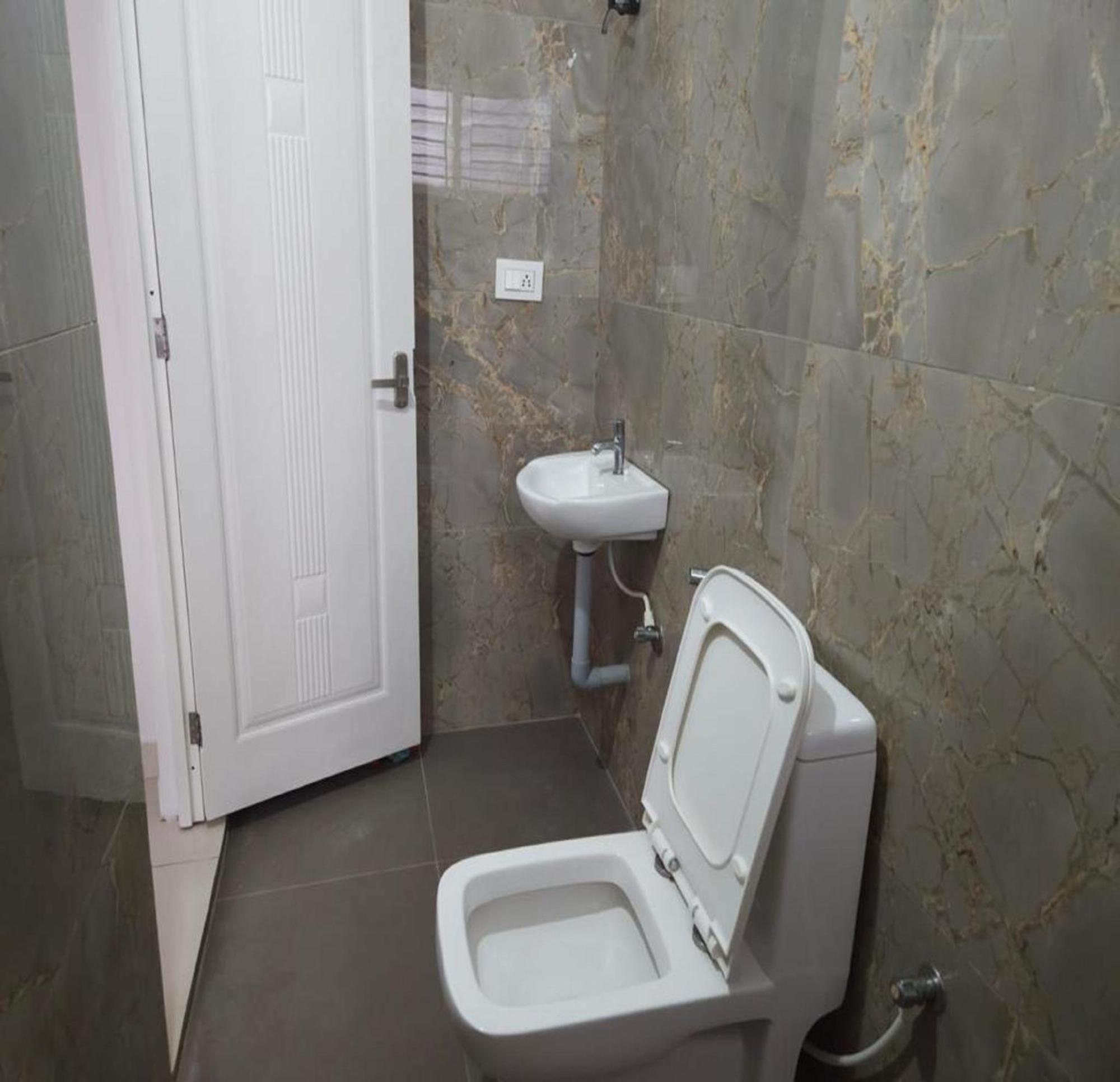 Thulasi Avenue Inn Pollāchi Екстериор снимка
