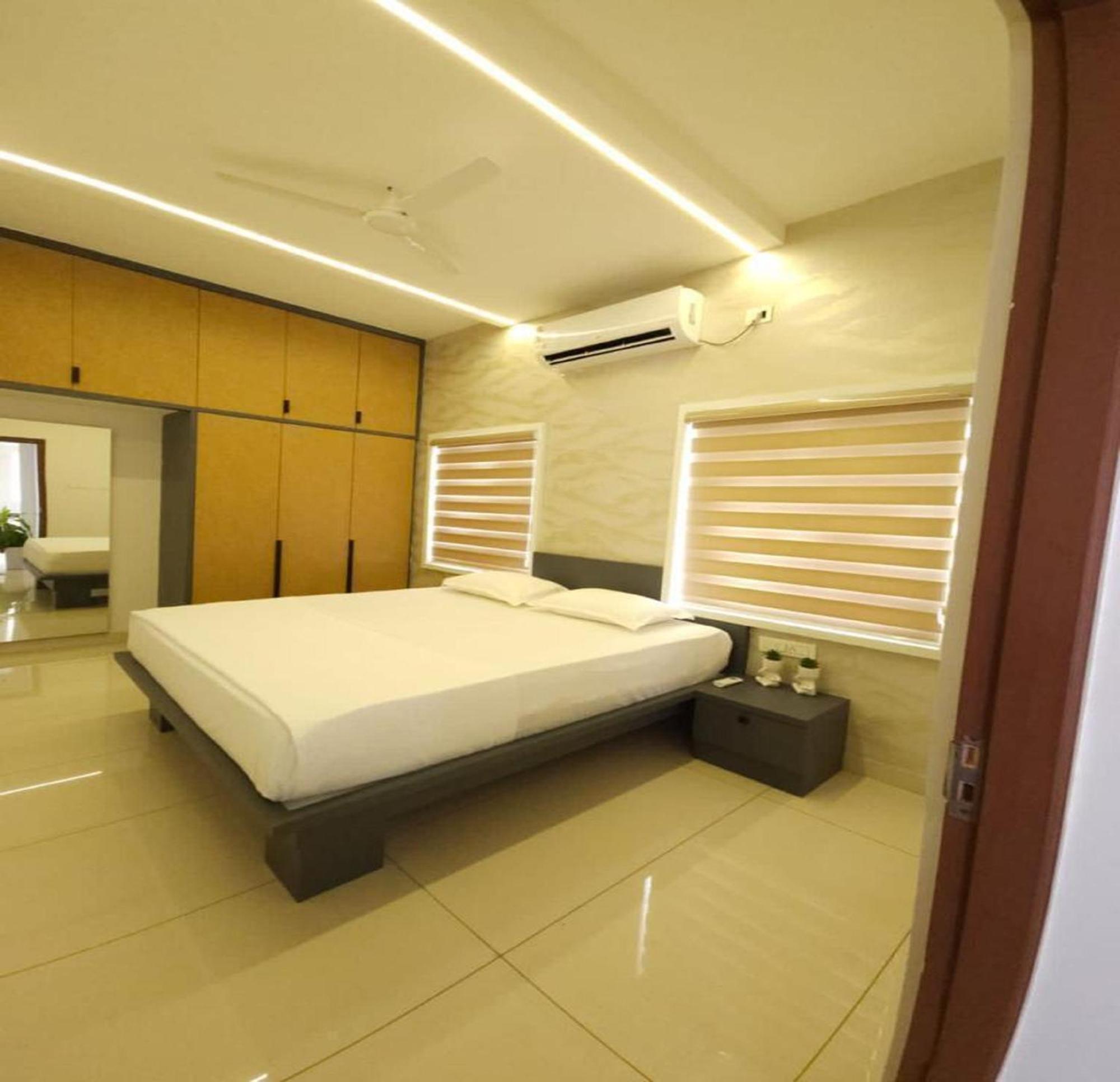 Thulasi Avenue Inn Pollāchi Екстериор снимка