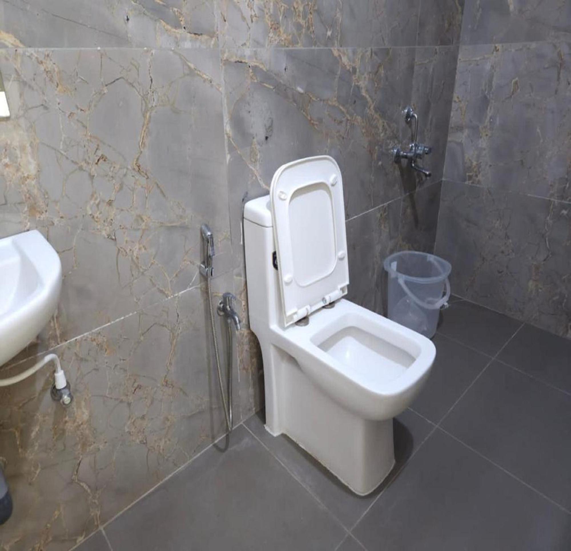 Thulasi Avenue Inn Pollāchi Екстериор снимка