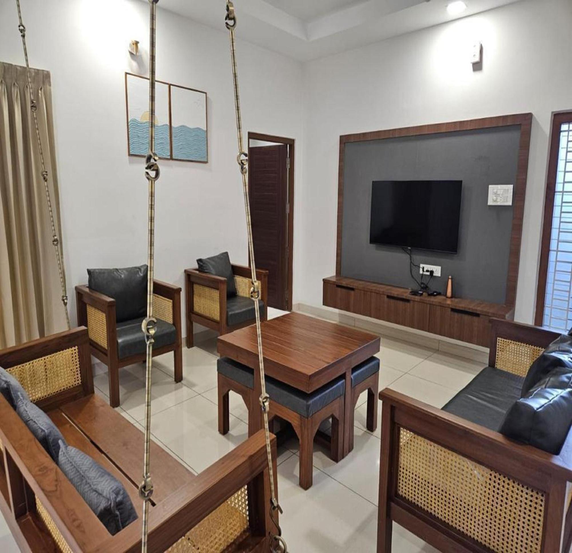 Thulasi Avenue Inn Pollāchi Екстериор снимка