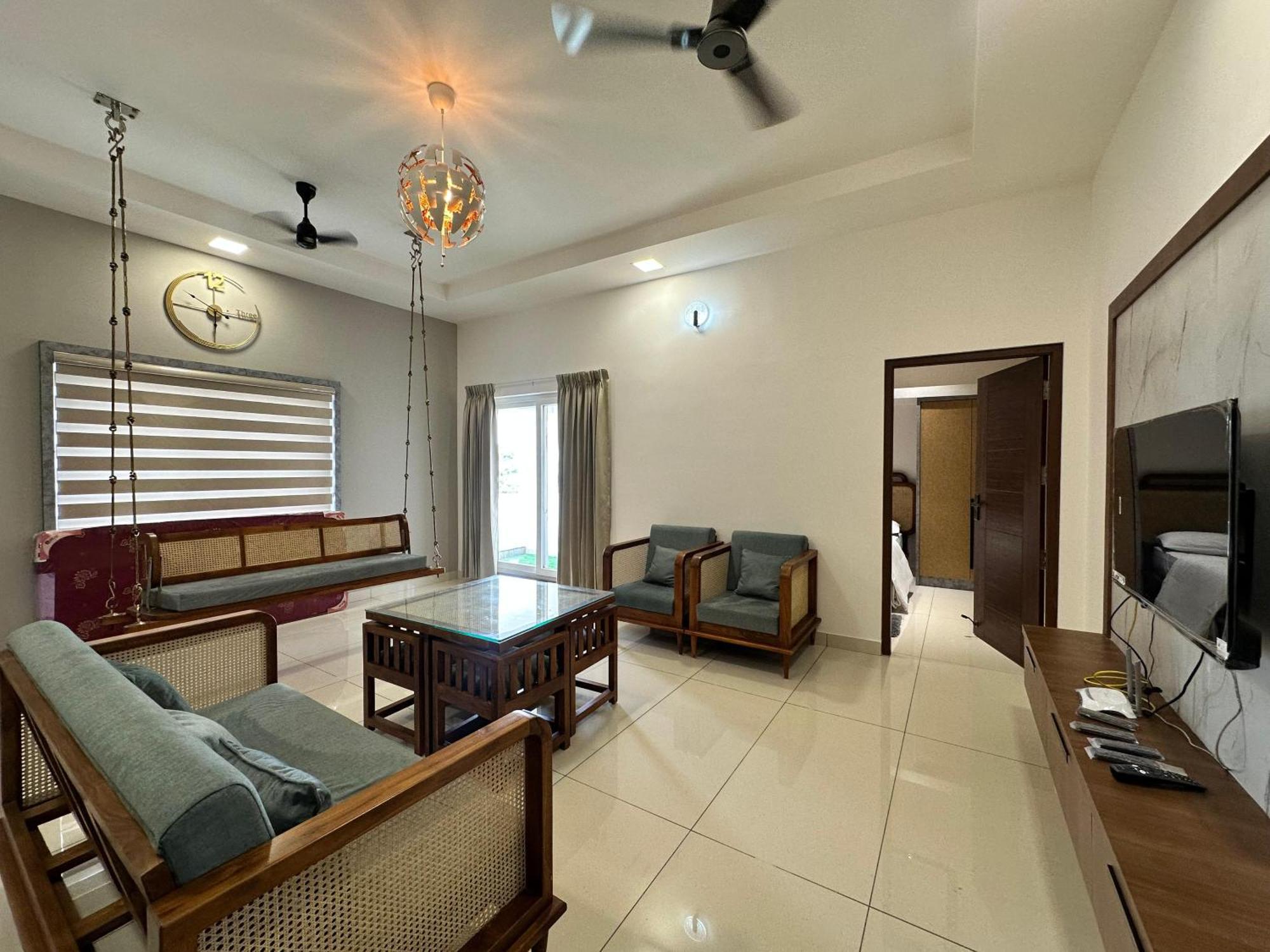 Thulasi Avenue Inn Pollāchi Екстериор снимка